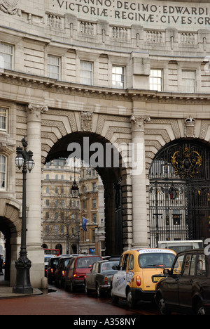 Datenverkehr auf Admiralty Arch The Mall London Stockfoto