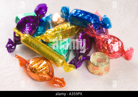 ein Haufen von Süßigkeiten in bunten Verpackungen Stockfoto