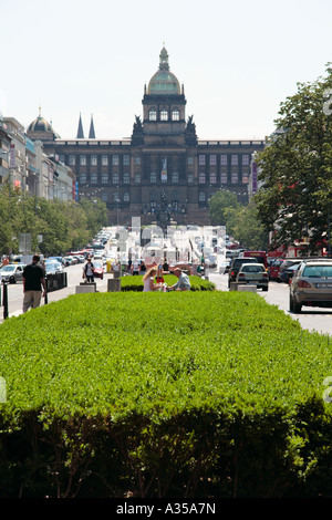 Das National Museum dominiert das obere Ende des Wenzelsplatz, Prag Stockfoto