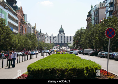 Das National Museum dominiert das obere Ende des Wenzelsplatz, Prag Stockfoto