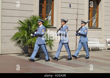 Das Ändern der Wachablösung auf der Prager Burg findet stündlich Stockfoto