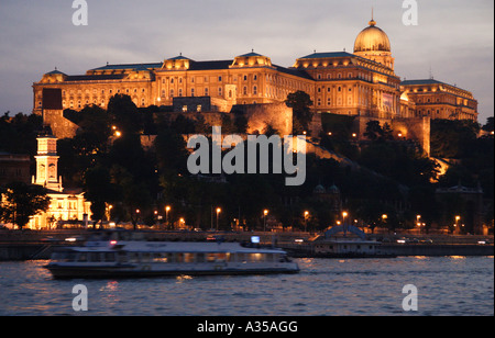 Der königliche Palast, Buda, gesehen von der Donau in der Nacht Stockfoto