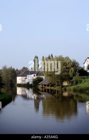 Blick auf den Kanal in Pontivy in Bretagne Frankreich Stockfoto