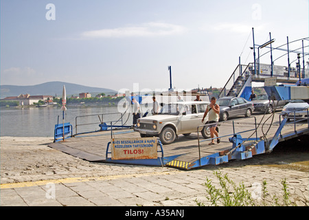 Fahrzeuge und Fußgänger Aussteigen aus der Vac Fähre am Westufer der Donau in Ungarn Stockfoto