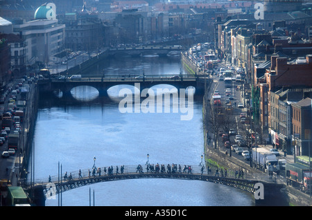 Ansicht des Liffey River Ha Penny Bridge im Vordergrund O Connell Bridge im Hintergrund Irland Dublin Stockfoto