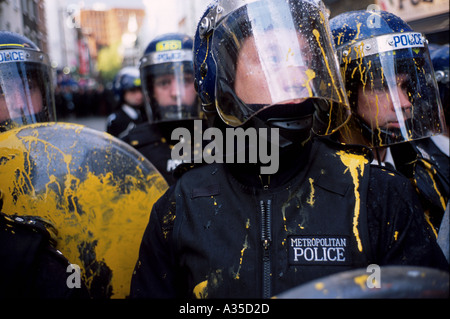 Gelber Farbe über Polizei Uniformen während Mayday Protest, London, England, Großbritannien, UK. Stockfoto