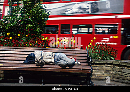 Obdachloser schlafen auf einer Bank South Kensington London UK Stockfoto