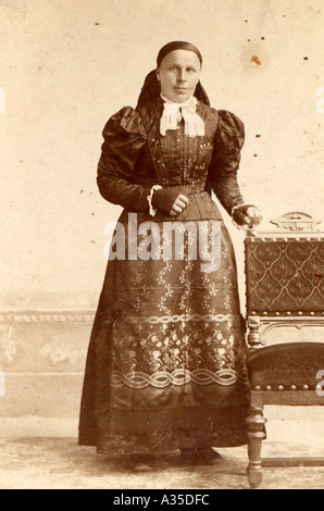 Historisches Bild drehen des Jahrhunderts 1900 Frau Dree Kleidung Tracht stehende Volkskundler Stockfoto