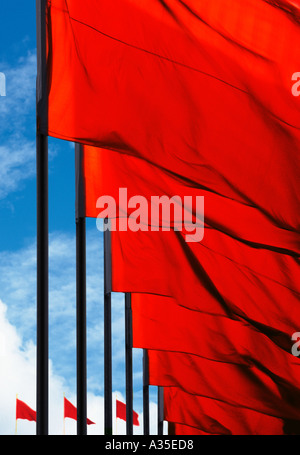 Red Flags Flying, Tiananmen Square, Peking, China. Kommunistisches Symbol. Stockfoto