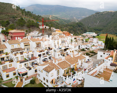 Eine neue Wohnsiedlung mit mehr im Bau in Benahavís ein Bergdorf in der Nähe von Marbella-Andalusien-Spanien-2006 Stockfoto