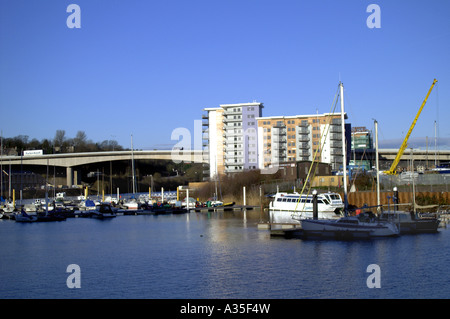 Wohnblock neben Fluss Ely Cardiff Sport Dorf Glamorgan Süd wales uk Stockfoto