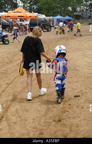 6 Jahre alte Ricci Randanella hält Hände mit seiner Mutter, nachdem er auf einem 50ccm Honda Motorrad in einem Peewee MX 4 6 Klasse Rennen fuhr. Stockfoto