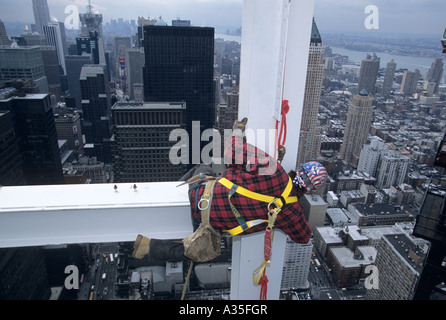 Eisen Arbeiter Connector Billy Smith funktioniert 675 Füße über dem Boden an die neue Random House Gebäude am Broadway in New York City Stockfoto