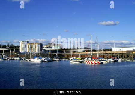 Wohnblock neben Fluss Ely Cardiff Sport Dorf Glamorgan Süd wales uk Stockfoto