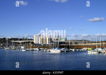 Wohnblock neben Fluss Ely Cardiff Sport Dorf Glamorgan Süd wales uk Stockfoto