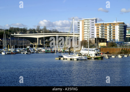 Wohnblock neben Fluss Ely Cardiff Sport Dorf Glamorgan Süd wales uk Stockfoto