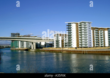 Wohnblock neben Fluss Ely Cardiff Sport Dorf Glamorgan Süd wales uk Stockfoto