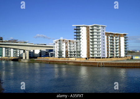 Wohnblock neben Fluss Ely Cardiff Sport Dorf Glamorgan Süd wales uk Stockfoto