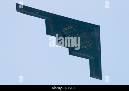 Unterseite des ein Vereinigte Staaten Luftwaffe b-2 Spirit in einem klaren, blauen Himmel Stockfoto