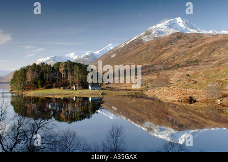 Spiegelreflexionen Mam Sodhail Berges am Loch Beinn ruhig ein Mheadhoin Glen Affric Inverness-Shire.  XPL 4506-426 Stockfoto