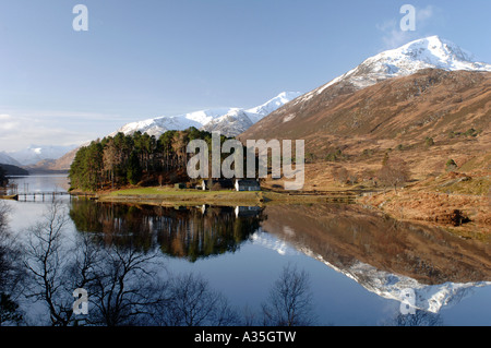 Spiegelreflexionen Mam Sodhail Berges am Loch Beinn ruhig ein Mheadhain Glen Affric Inverness-Shire.  XPL 4495-425 Stockfoto