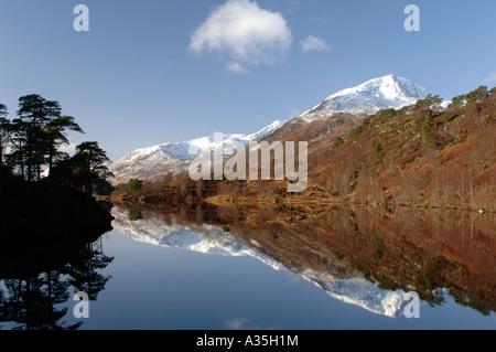 Spiegelreflexionen Mam Sodhail Berges am Loch Beinn ruhig ein Mheadhain Glen Affric Inverness-Shire.  XPL 4501-425 Stockfoto