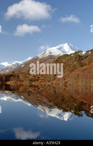 Spiegelreflexionen Mam Sodhail Berges am Loch Beinn ruhig ein Mheadhain Glen Affric Inverness-Shire.  XPL 4503-425 Stockfoto