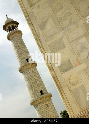 Einer der 4 Minarette, die das Taj Mahal in Agra, Indien umgeben Stockfoto