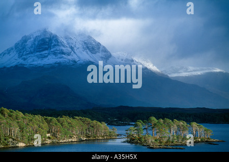 eine schneebedeckte Slioch erhebt sich über Loch Maree Wester Ross Schottland UK Stockfoto