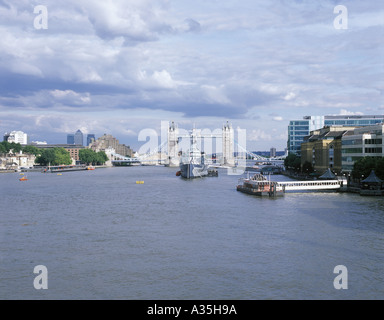 Blick nach Osten entlang der Themse in London Stockfoto