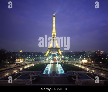 Eine Nachtaufnahme des Eiffelturms in Paris Frankreich Stockfoto