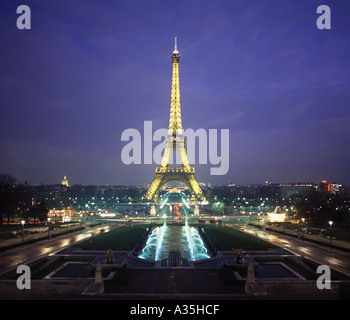 Eine Nachtaufnahme des Eiffelturms in Paris Frankreich Stockfoto
