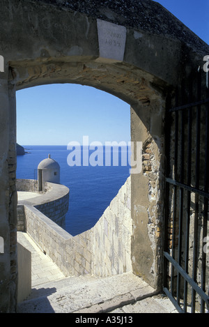 Blick auf den Turm und die alte Stadtmauer von steinernen Torbogen umliegenden mittelalterlichen Stadt Dubrovnik-Adria-Kroatien-Dalmatien Stockfoto