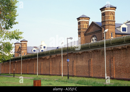Die Mauer um Wormwood Scrubs-Gefängnis in London. Stockfoto
