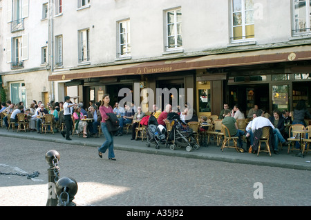 Paris Frankreich, Pariser Straßencafé-Szene mit einer großen Menschenmenge, die auf der Terrasse „Le Contrescarpe“ im Mouffetard-Viertel einen Drink teilt Stockfoto