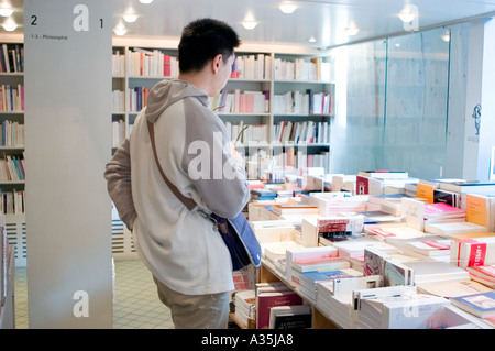 Paris Frankreich, Buchläden 'La Hune Bookstore' junger asiatischer Mann im Inneren, (Bezirk Saint Germain des Pres) Student Frankreich, kleiner Buchladen Stockfoto