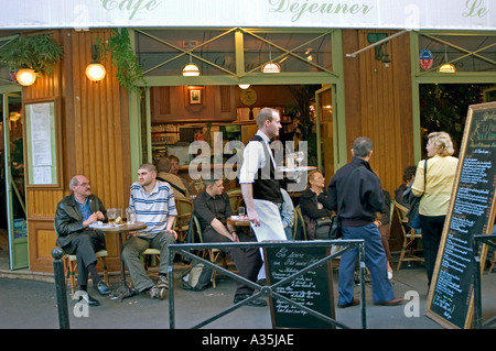 Paris Frankreich, Menschen auf DER AUSSENTERRASSE vor dem Pariser Café, französischer Kellner, Bistro-Restaurant im Quartier Latin, „Cafe Pre aux Clercs“, Bier trinken Stockfoto