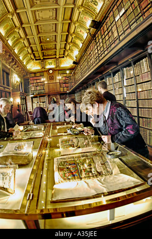 Chantilly Frankreich, Touristen Besuch in der Bibliothek Blick auf alte Bücher auf der Ausstellung in 'Chateau Chantilly' Frauenbibliothek alten öffentlichen Innenraum Stockfoto