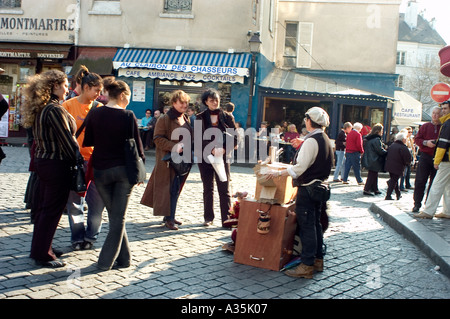 Paris Frankreich, Montmartre, weibliche Touristen Hören Sie die Aufführung „Orgelschleifer“, machen Sie Musik, Romantik Stockfoto