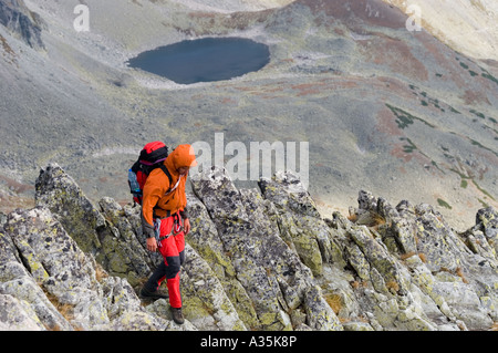 Ein Bergsteiger erreichen den Gipfel des Berges Vychodna Vysoka (östliche Vysoka). Stockfoto