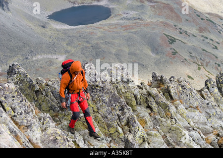 Ein Bergsteiger erreichen den Gipfel des Berges Vychodna Vysoka (östliche Vysoka). Stockfoto