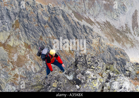 Ein Bergsteiger erreichen den Gipfel des Berges Vychodna Vysoka (östliche Vysoka). Stockfoto