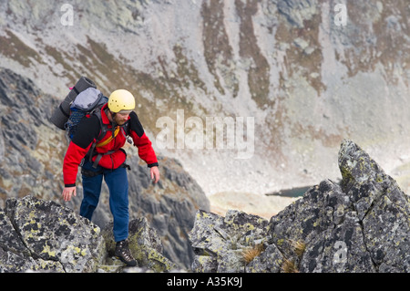 Ein Bergsteiger erreichen den Gipfel des Berges Vychodna Vysoka (östliche Vysoka). Stockfoto