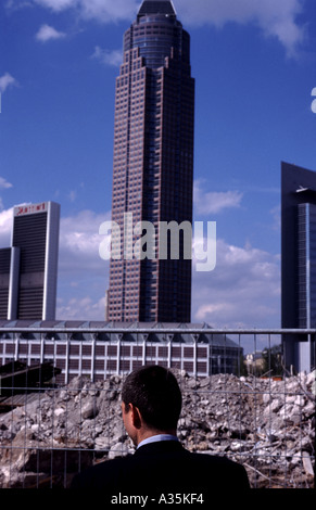 Geschäftsmann, Anzeigen der Messe Turm Bau- und in der Nähe Abbruchbaustelle in Frankfurk, Hessen, Deutschland. Stockfoto