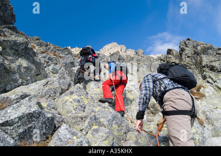 Gruppe von Touristen an einem Seil gesichert klettern die Gerlach-Spitze (Gerlachovsky Stit), hohe Tatra, Slowakei Stockfoto