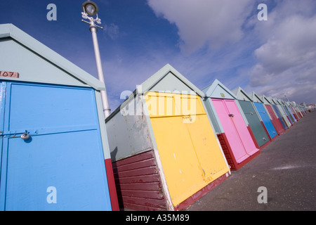 bunte Strand Hütten Beachuts auf Brighton seafront Stockfoto