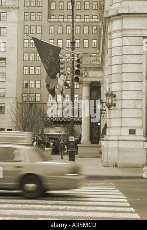 Ein Taxi beschleunigt durch das Plaza Hotel in New York City USA Bild wirken, alte Sepia-Farbton Stockfoto