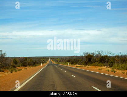 Blick vom Auto zum Lastzug und Mirage in schimmernden Hitze auf Outback Weg von Perth nach Kalgoorlie Western Australia Stockfoto