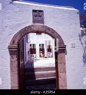 Der Eingang und Kies Innenhof eines typischen Lindian Haus in Lindos-Rhodos-Griechenland-Dodekanes-Inseln Stockfoto