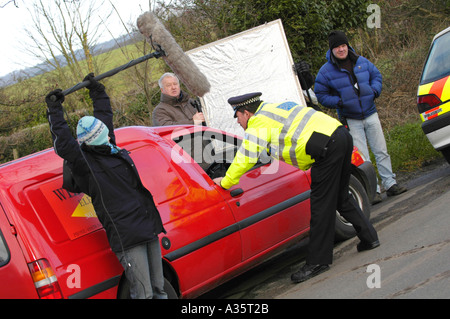 Szene mit Polizist Buchung Fahrer des roten van aus der BBC Wales Fernsehserie Zugehörigkeit gefilmt in der Nähe von Cardiff Stockfoto